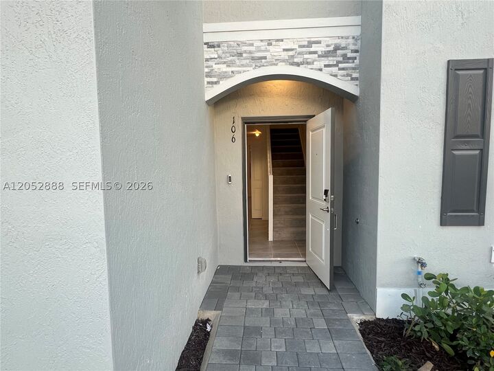Property Photo: 106 SE 11th Ct 106 FL 33034