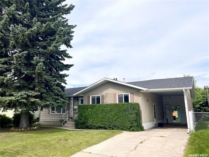 Property Photo: 10 Mackie Crescent SK S7L 3V3