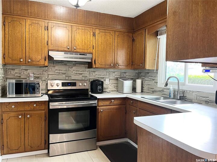 Property Photo: 10 Mackie Crescent SK S7L 3V3