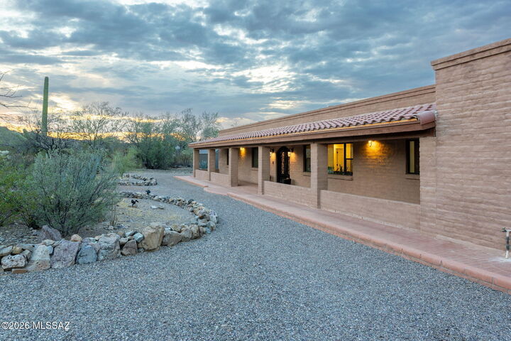 Property Photo: 6040 W Peregrine Way AZ 85745