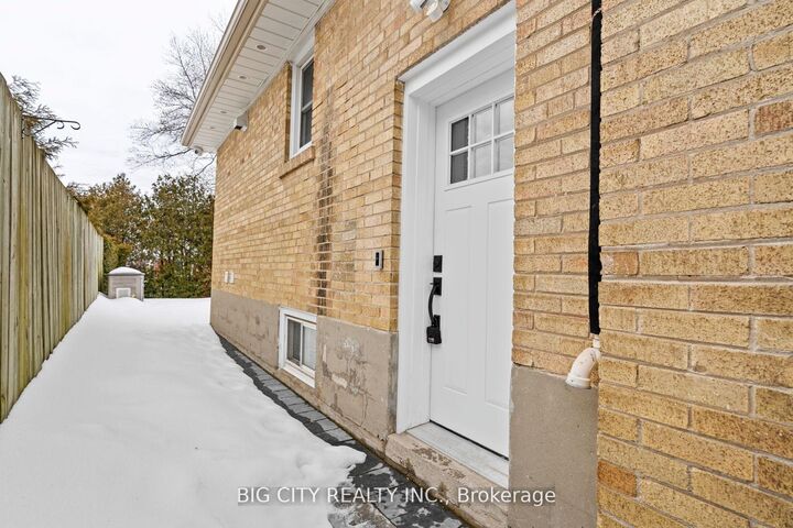 Property Photo:  18 Wexford Boulevard Bsmt2  ON M1R 1L1 