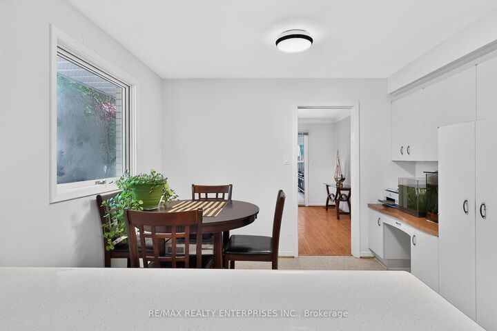 Property Photo: 975 Cresthampton Lane ON L5H 2X2