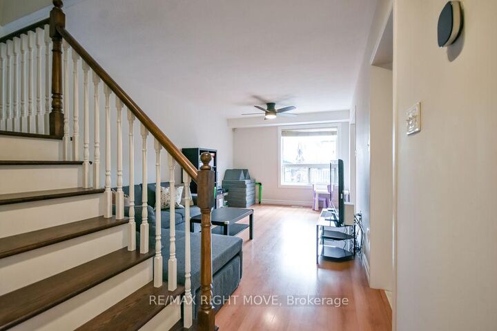 142 Julia Crescent — photo 1