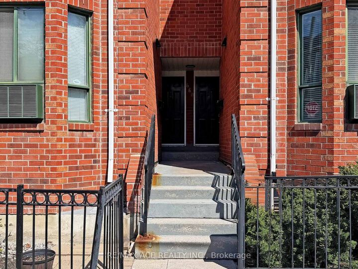 Property Photo: 660B Wellington Street W 14 ON M5V 1G4