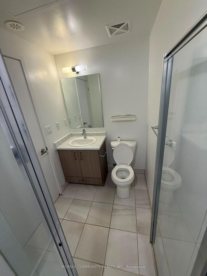 Photo de la propriété:  130 Canon Jackson Drive 109  ON M6M 3Y4 