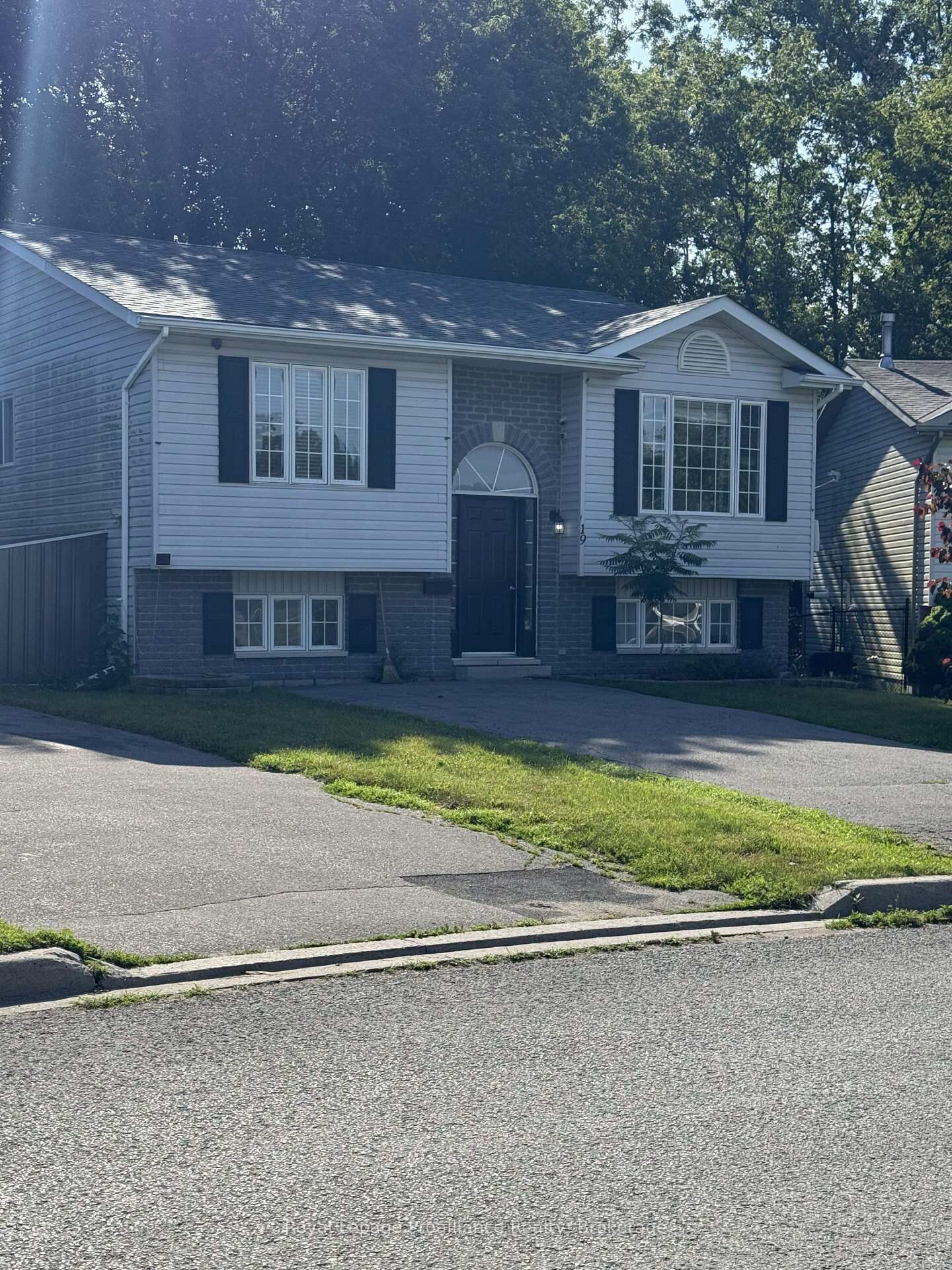 Property Photo: 19 Briardale Boulevard ON K8V 6R1