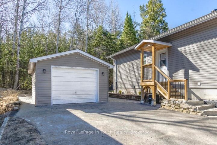 Property Photo: 31 Earldom Boulevard ON L0K 1R0