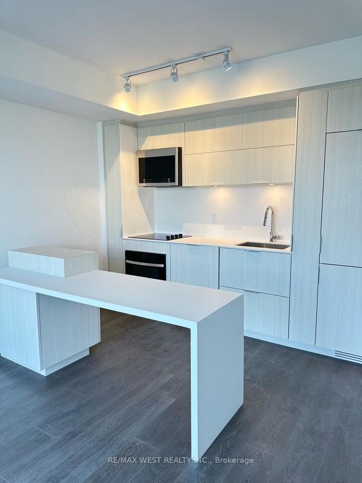 Property Photo:  370 Martha Street 701  ON L7R 2P7 