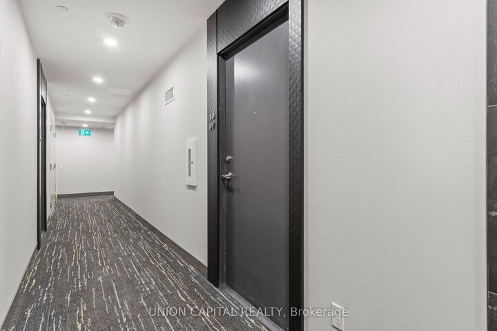 Property Photo:  8 Wellesley Street W 1007  ON M4Y 0J5 