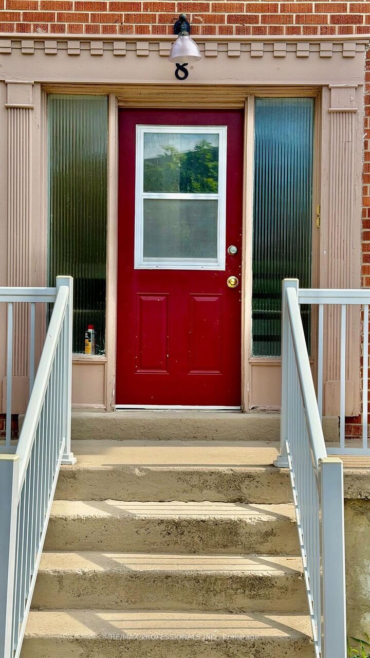 Property Photo: 8 Bridesburg Drive ON M9R 2K3