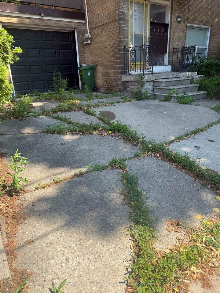 Photo de la propriété: 832 Davenport Road ON M6G 2B6