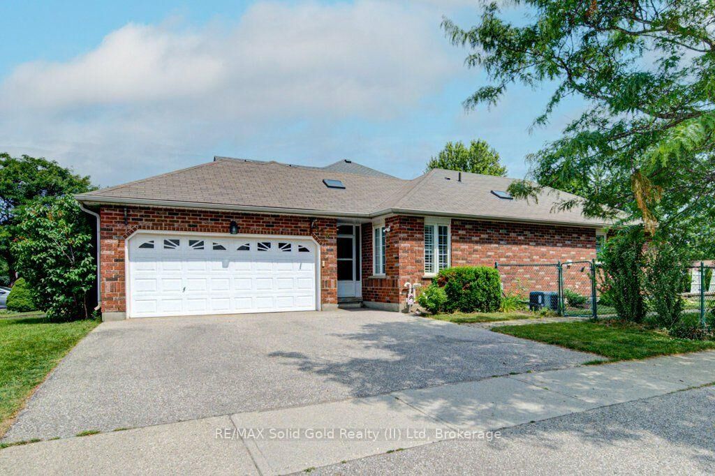 Property Photo:  330 Lake Louise Boulevard  ON N2V 2H4 