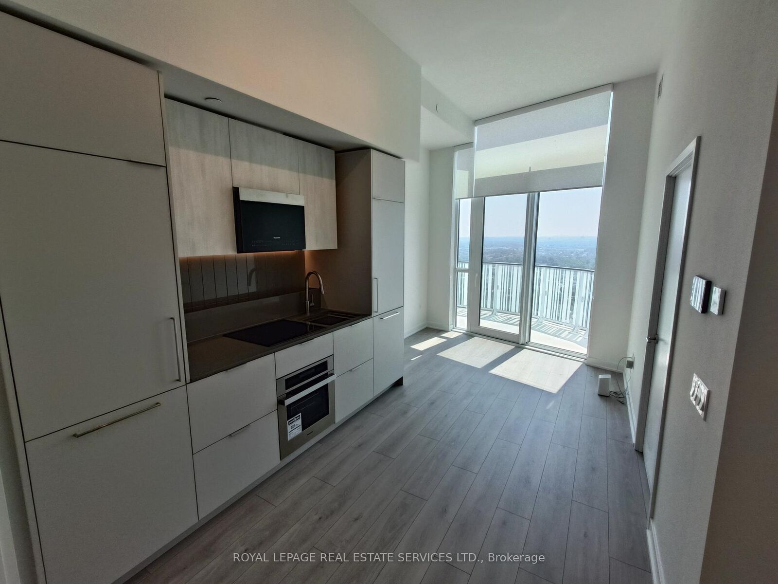 Property Photo:  1 Fairview Road E 3210  ON L5A 4C6 