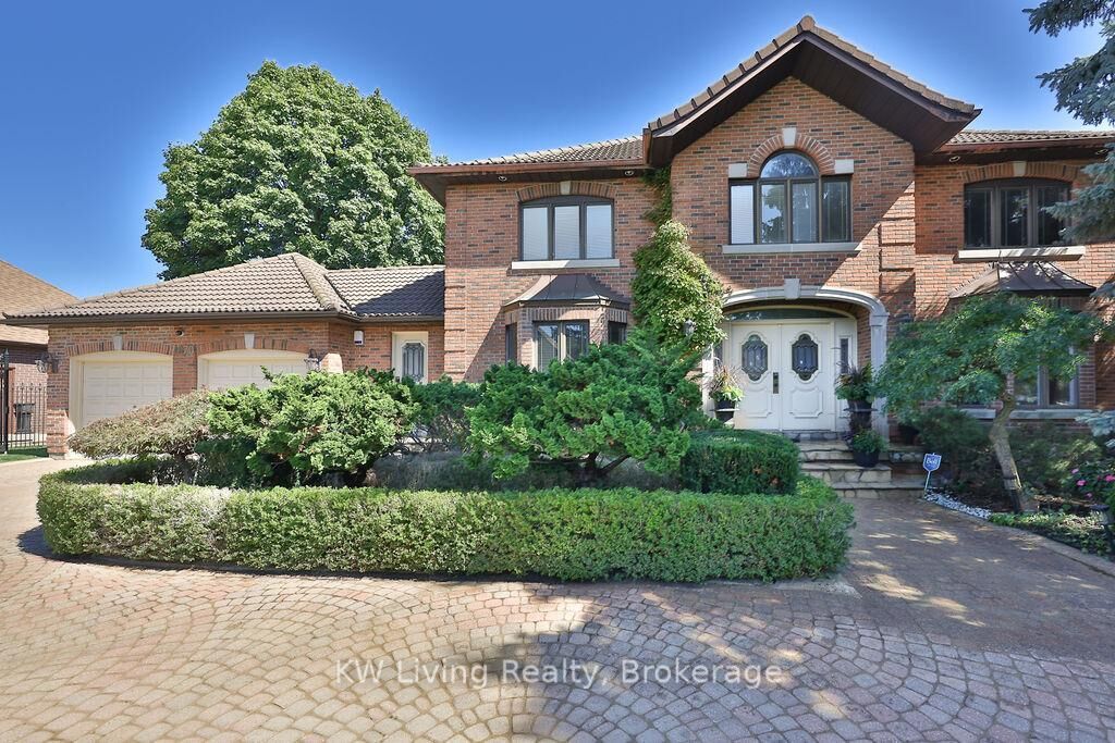 Property Photo: 1070 Geran Crescent ON L5H 4A6
