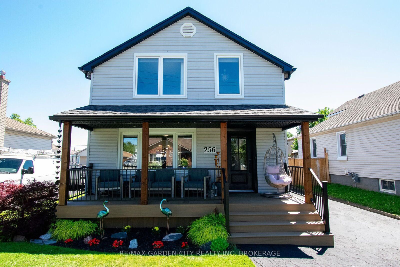 Property Photo: 256 Scholfield Avenue S ON L3B 1N7