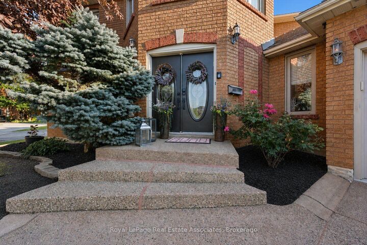 Property Photo: 3344 Trelawny Circle ON L5N 6N5