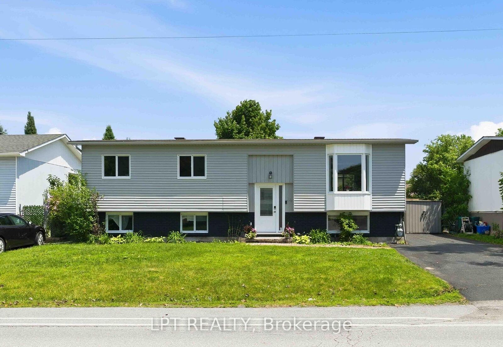 Property Photo: 34 Fringewood Drive ON K2S 1V1