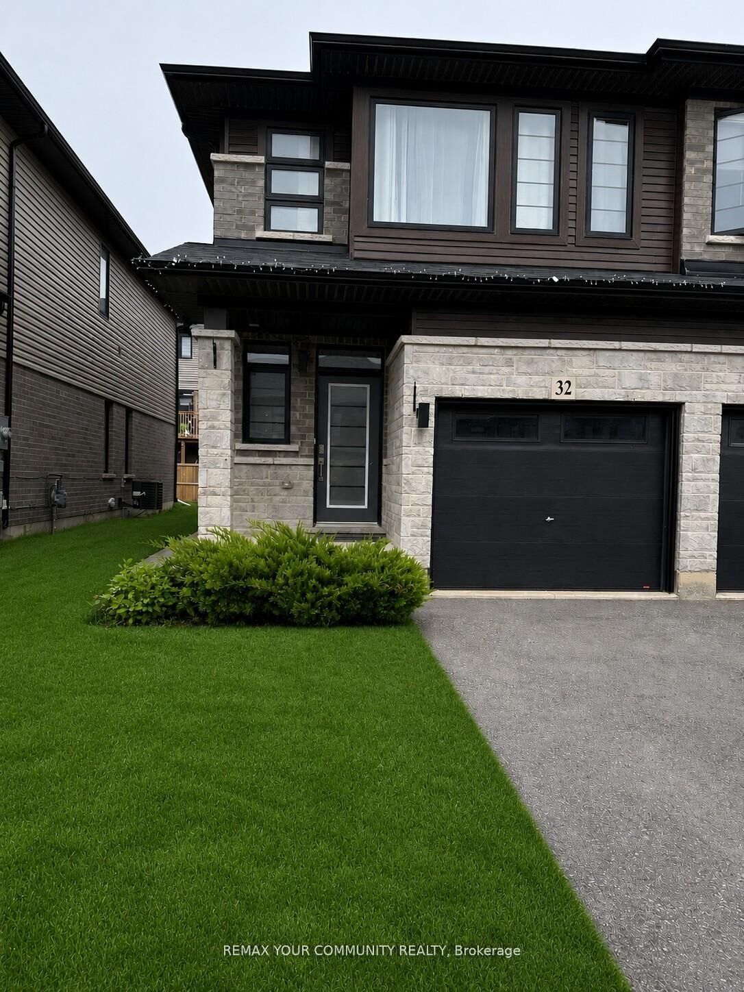 Photo de la propriété: 32 June Callwood Way ON N3T 0T7