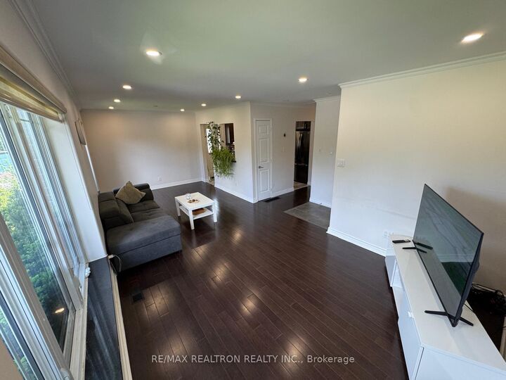 Property Photo:  93 Aurora Heights Drive Main Floor  ON L4G 2X1 