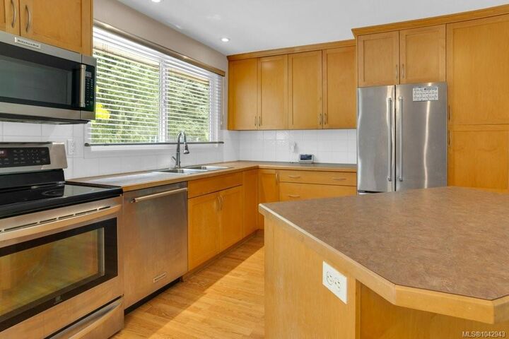 Property Photo: 785 Parkview Dr BC V9R 5T9