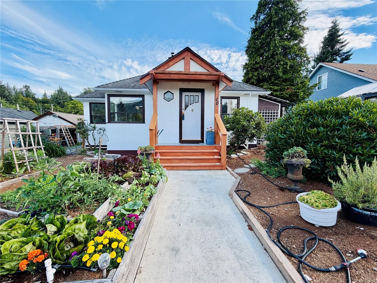 Property Photo: 40 Hemlock St BC V0R 2G0