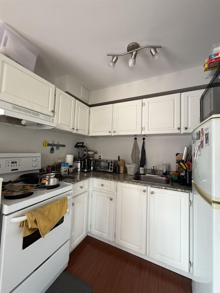 Property Photo: 2365 W 5th Avenue 302 BC V6K 1S6