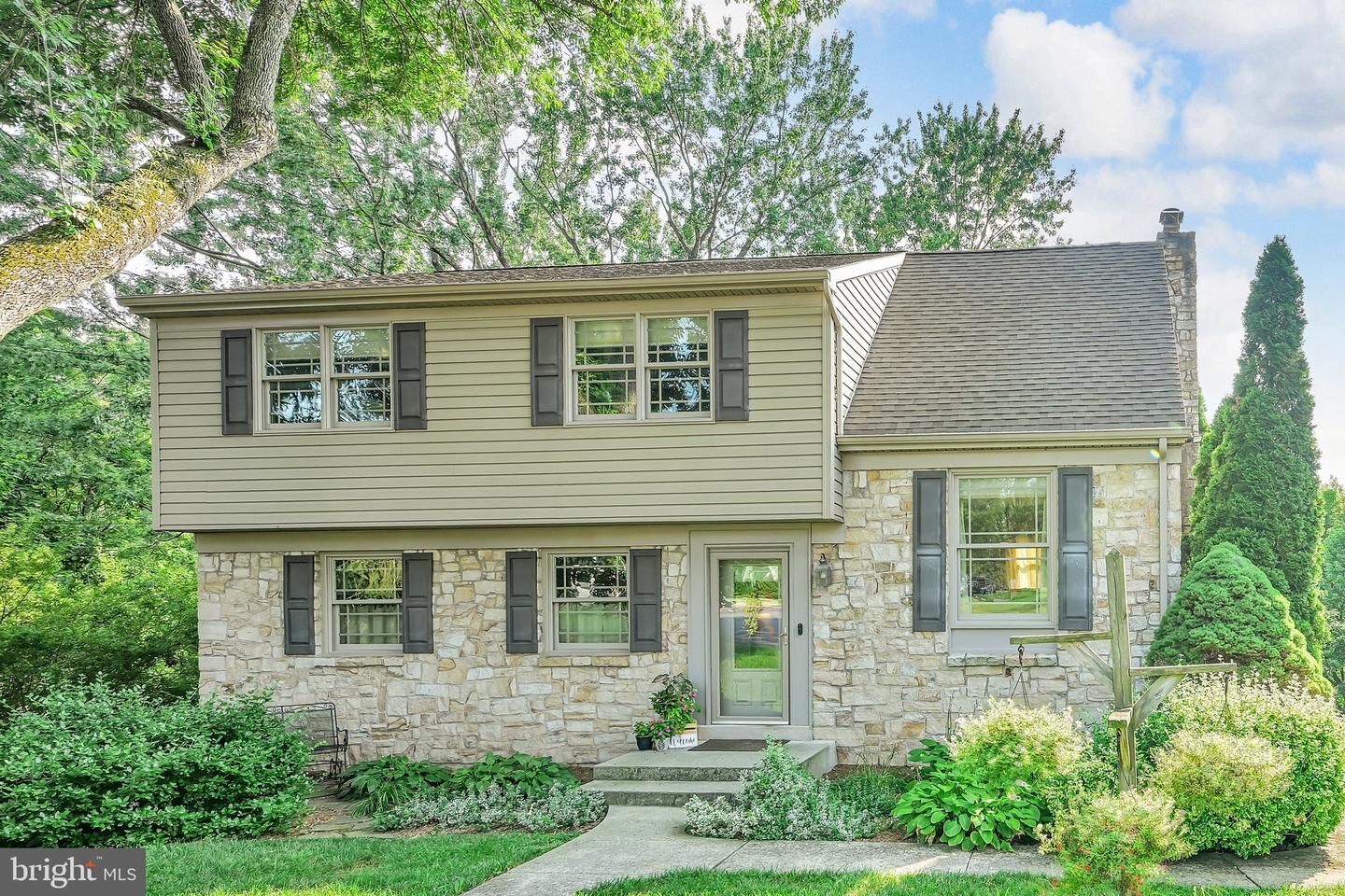 Property Photo: 8 Sycamore Road PA 17036