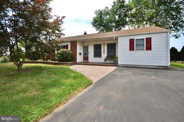 Property Photo:  