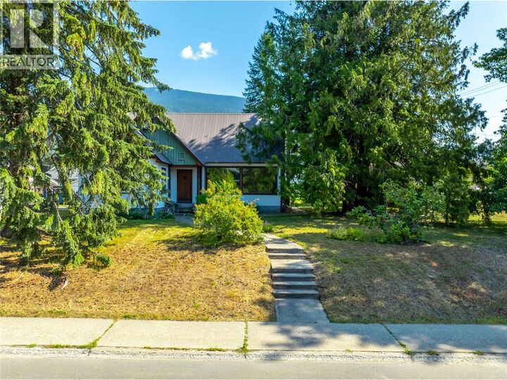 Property Photo: 422 Ninth Street East BC V0E 2S0