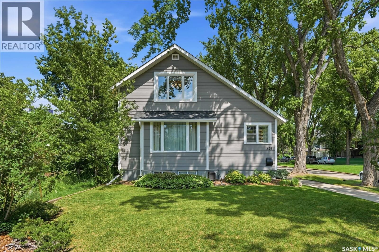 Property Photo:  627 12th Street E  SK S7N 0H3 