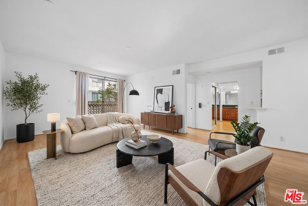 Property Photo:  533 S St Andrews Pl, Unit 203  CA 90020 