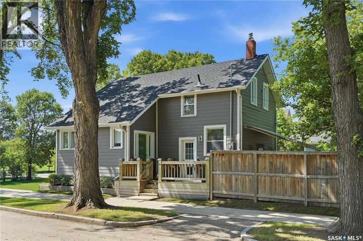 Property Photo:  627 12th Street E  SK S7N 0H3 