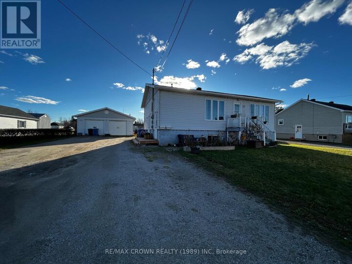 Property Photo: 37 De L'Etang Boulevard ON P5N 2M6