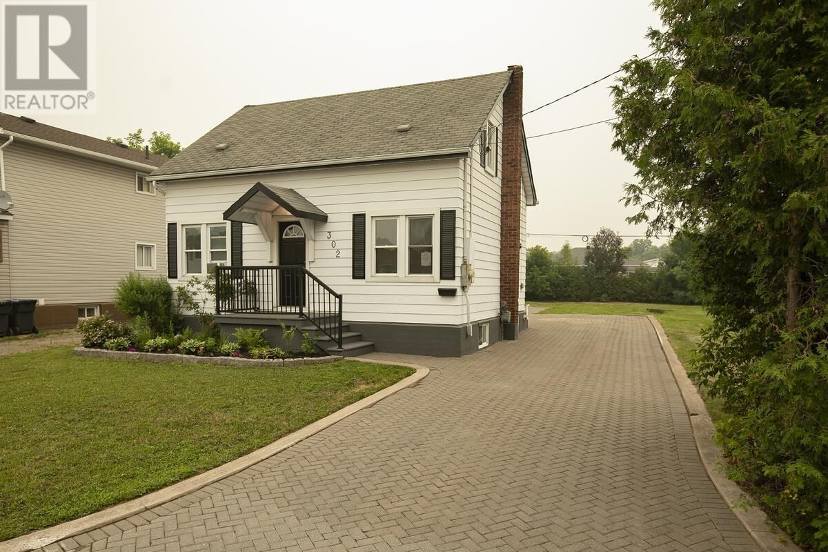Property Photo: 302 Franklin St ON P6C 4A8