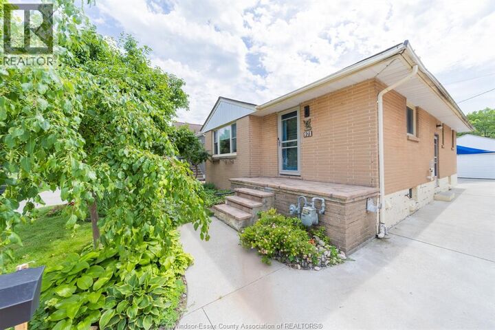 Property Photo:  971 Fairview Boulevard  ON N8S 3G6 