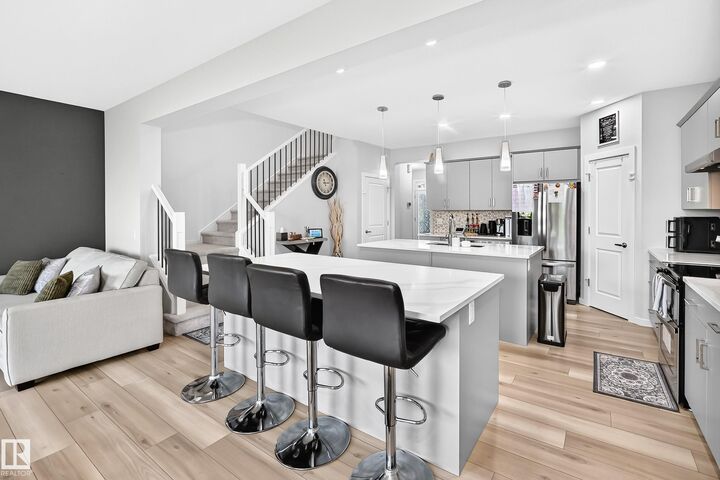 Property Photo:  4018 Hawthorn Link Link SW  AB T6X 1Y6 