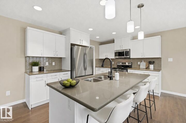 3528 Claxton Crescent SW — photo 1