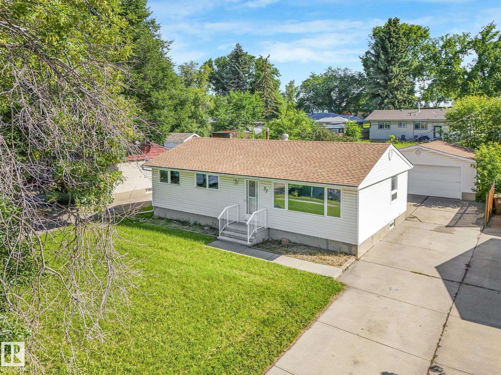 Property Photo:  37 Sheridan Drive  AB T8N 0J1 