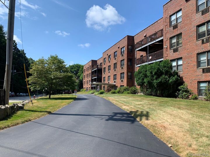 Property Photo:  5 Oakdale Manor L22  NY 10901 