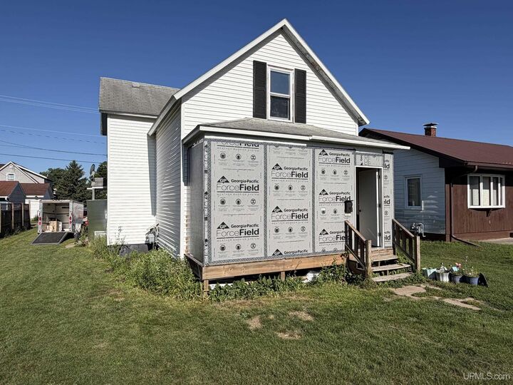 Property Photo:  307 Iron Street  MI 49870-1323 