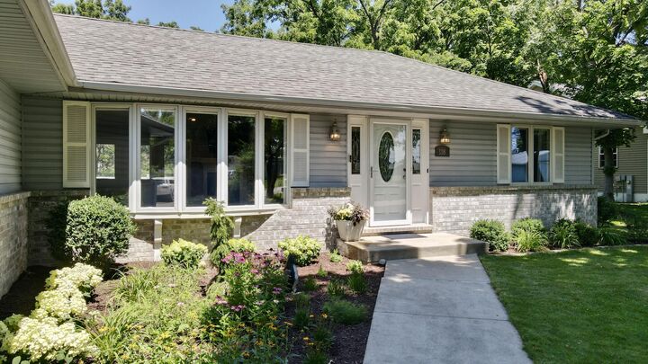 Property Photo:  118 Hillview Rd  WI 53191 