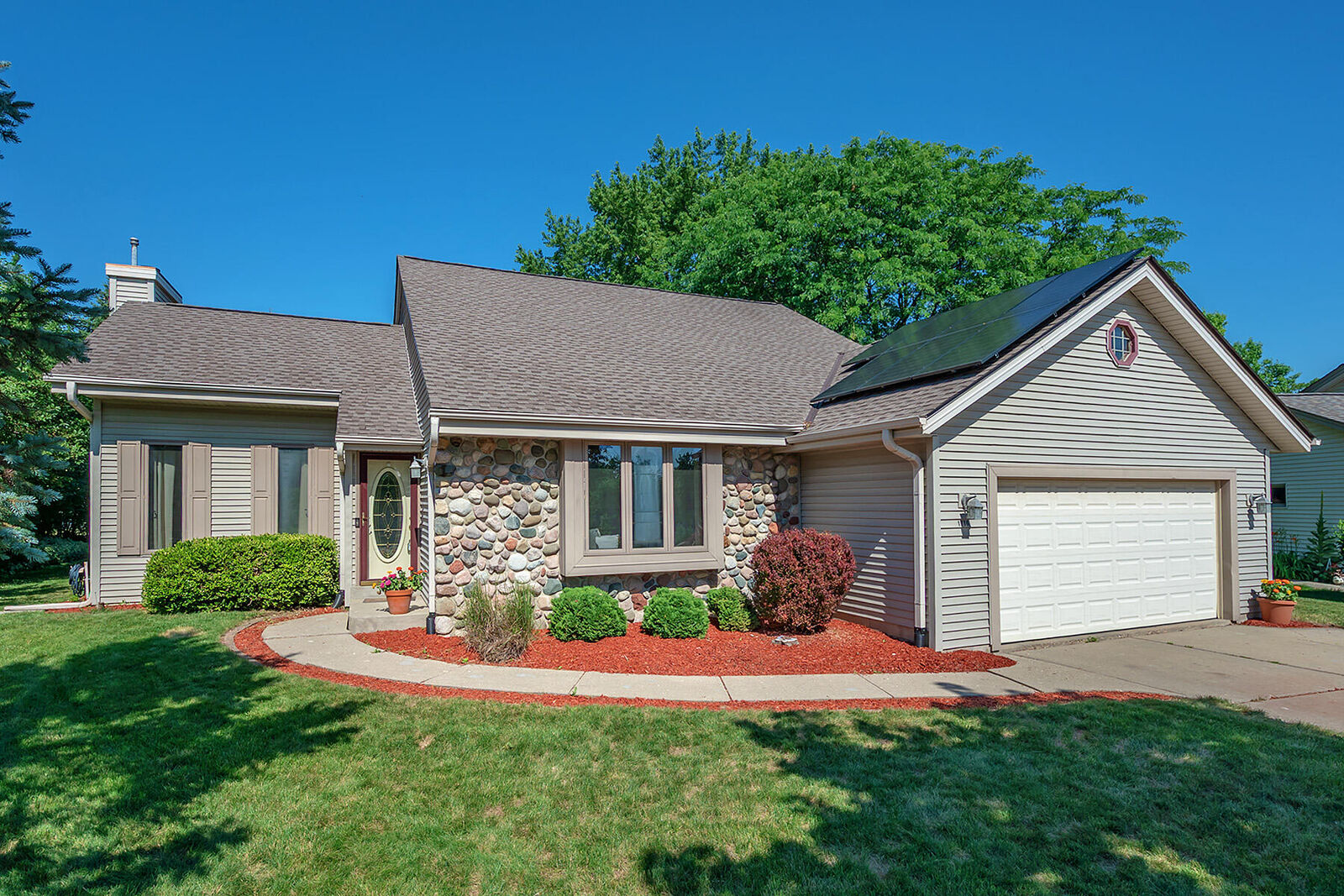 Property Photo: 1716 Erin Ln WI 53188