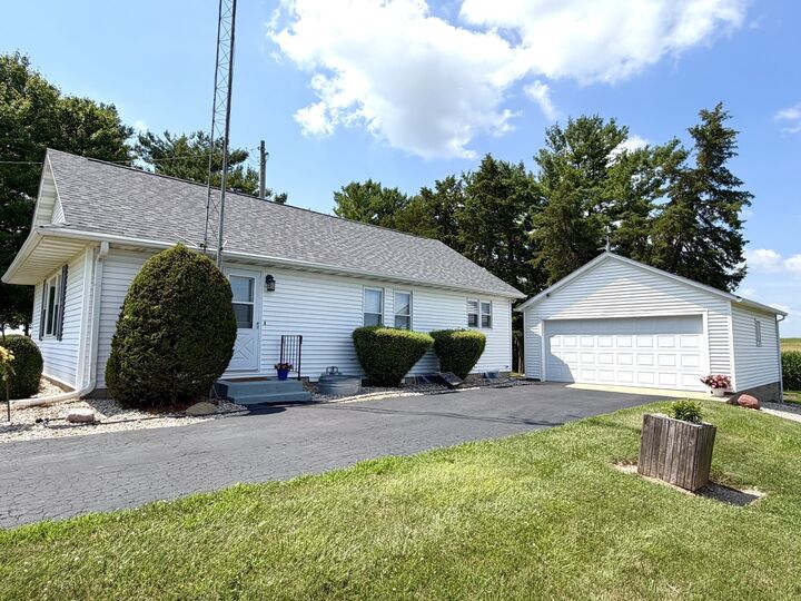 Property Photo: 843 N 2401 Road IL 61348