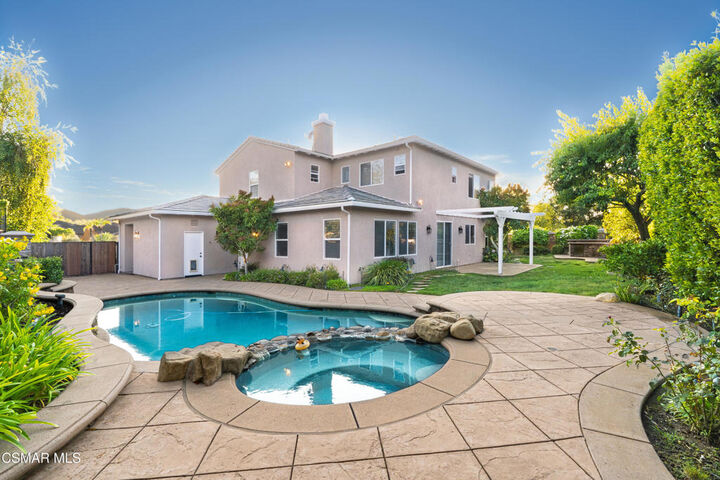 Property Photo:  484 Via Helena  CA 91320 