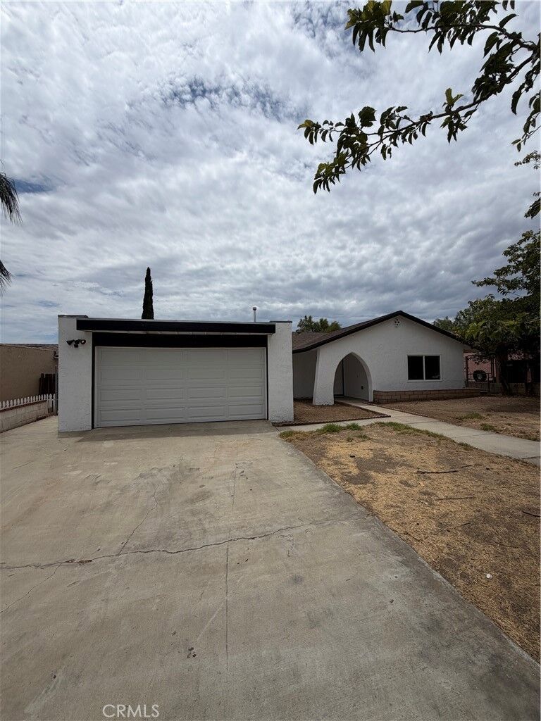Property Photo:  527 W 10th  CA 92570 