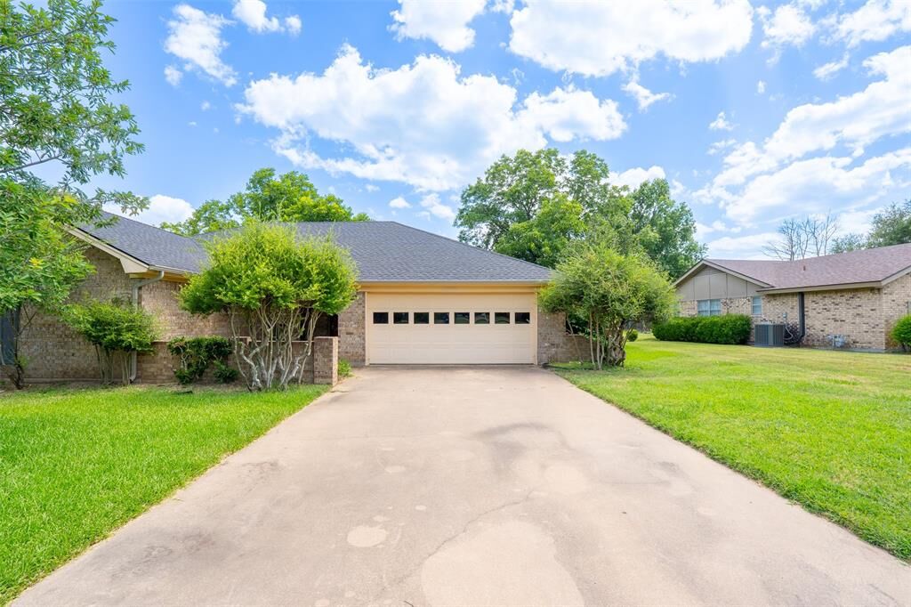 Property Photo:  1501 Westhill Terrace  TX 76033 