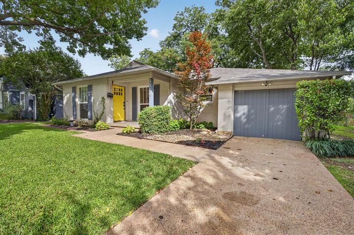 Property Photo: 9518 Biscayne Boulevard TX 75218