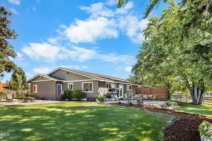Property Photo:  1135 NW Newell Avenue  OR 97760 