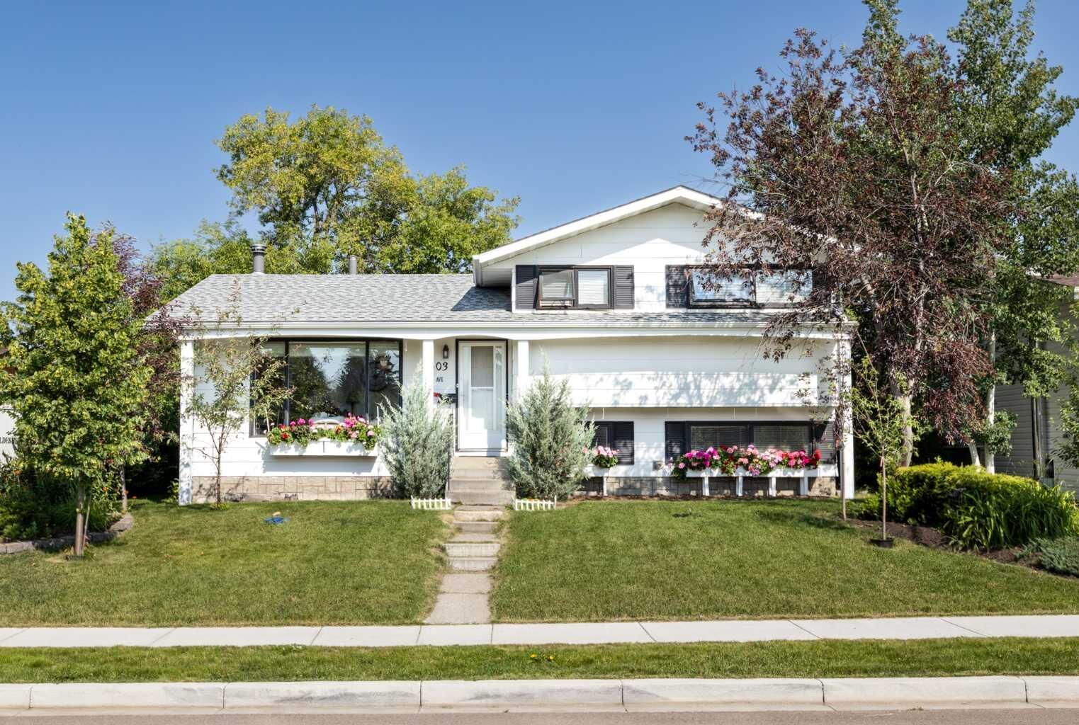 Property Photo: 4003 53 Avenue AB T4G 1G4