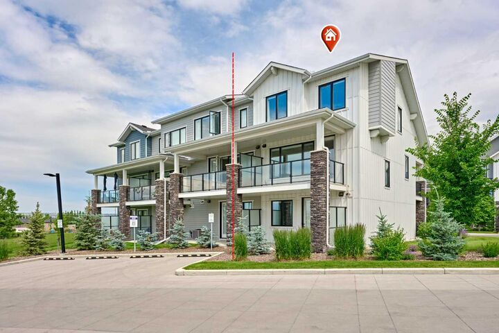 Property Photo:  102 Crestridge Common SW  AB T3B 6J5 